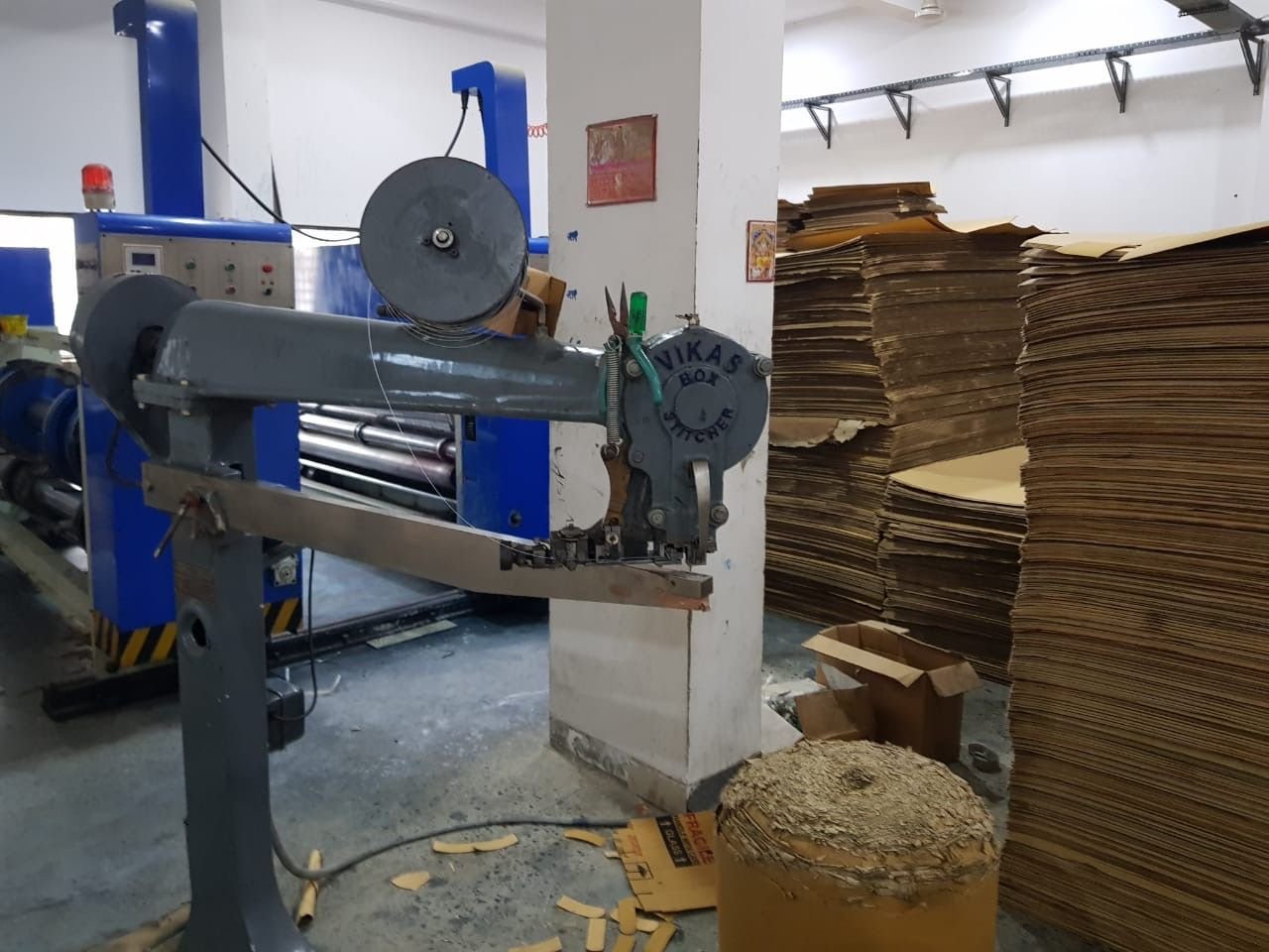 Box stitching machine on the RAVACO floor